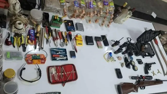 কোচিং সেন্টার থেকে অস্ত্র ও বোমা তৈরির সরঞ্জাম উদ্ধার কোচিং সেন্টার থেকে অস্ত্র ও বোমা তৈরির সরঞ্জাম উদ্ধার