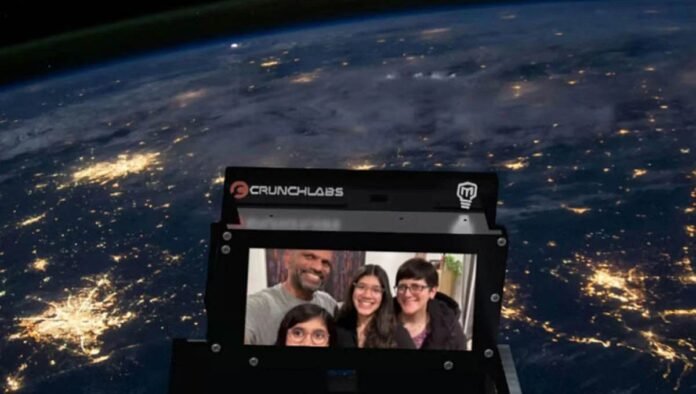 ঘর থেকেই মহাকাশে সেলফি! অবিশ্বাস্য প্রযুক্তির নতুন বিপ্লব