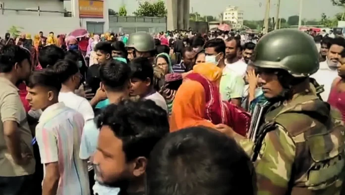 ধামরাইয়ে বেতন না দিয়ে কারখানা বন্ধ, শ্রমিকদের ছয় দফা দাবিতে বিক্ষোভ ধামরাইয়ে বেতন না দিয়ে কারখানা বন্ধ, শ্রমিকদের ছয় দফা দাবিতে বিক্ষোভ