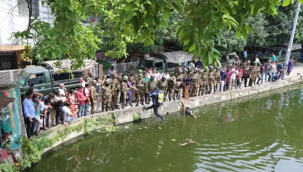 রাজশাহী কোচিং সেন্টার থেকে অস্ত্র ও বোমা তৈরির সরঞ্জাম উদ্ধার, পুকুরেও তল্লাশি চালাল যৌথ বাহিনী পুকুরেও তল্লাশি চালাল যৌথ বাহিনী