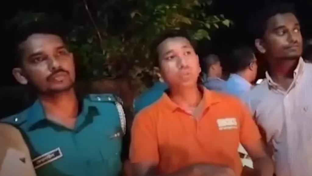 বরিশালে গ্রেপ্তার তোহিদ আফ্রিদি, ঢাকায় আনা হচ্ছে সিআইডির হেফাজতে বরিশালে গ্রেপ্তার তোহিদ আফ্রিদি ঢাকায় আনা হচ্ছে সিআইডির হেফাজতে 2