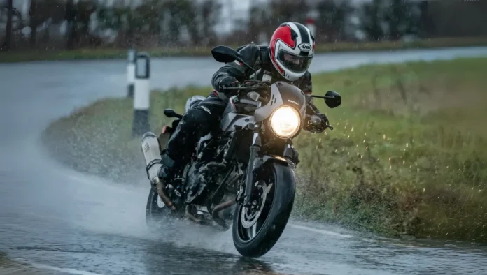 বর্ষায় বাইক চালানো: সুরক্ষা ও আরামদায়ক যাত্রার জন্য জরুরি টিপস