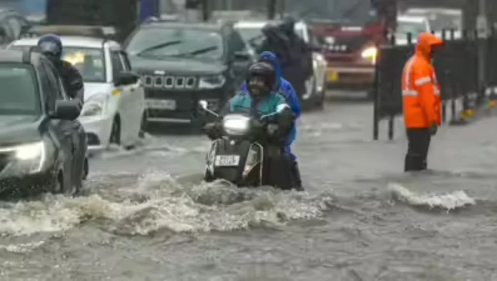 মুম্বাইয়ে মুষলধারে বৃষ্টি ২৪ ঘণ্টার জন্য ‘রেড অ্যালার্ট জারি অফিস কি বন্ধ 1