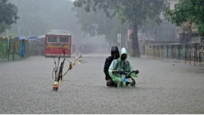 মুম্বাইয়ে মুষলধারে বৃষ্টি: ২৪ ঘণ্টার জন্য ‘রেড’ অ্যালার্ট জারি, অফিস কি বন্ধ?