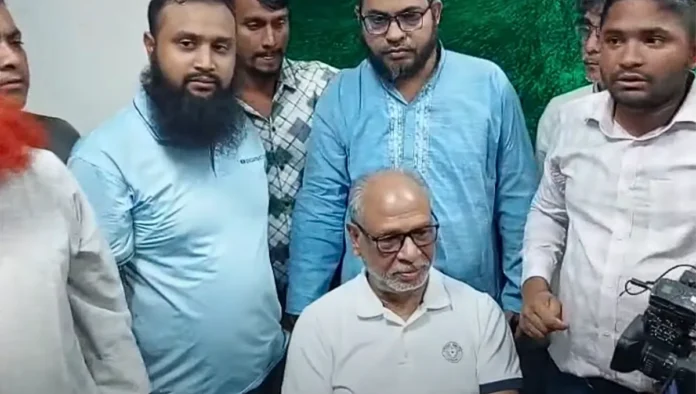 লতিফ সিদ্দিকী ও ঢাবি শিক্ষককে অবরুদ্ধ করে পুলিশে সোপর্দ (1) লতিফ সিদ্দিকী ও ঢাবি শিক্ষককে অবরুদ্ধ করে পুলিশে সোপর্দ