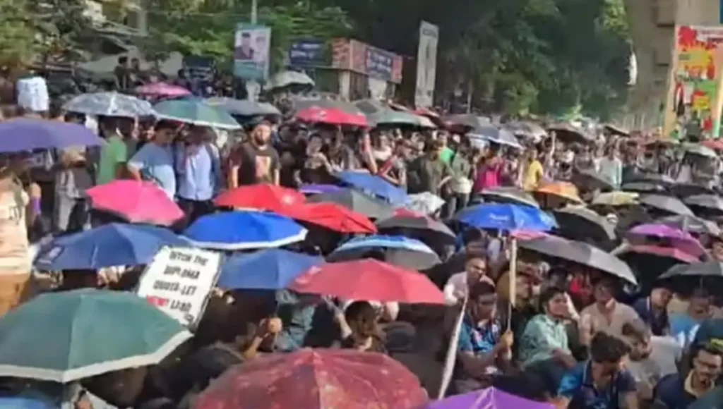 শাহবাগে প্রকৌশল শিক্ষার্থীদের আন্দোলন: তিন দাবিতে অবরোধ শাহবাগে প্রকৌশল শিক্ষার্থীদের আন্দোলন তিন দাবিতে অবরোধ 2