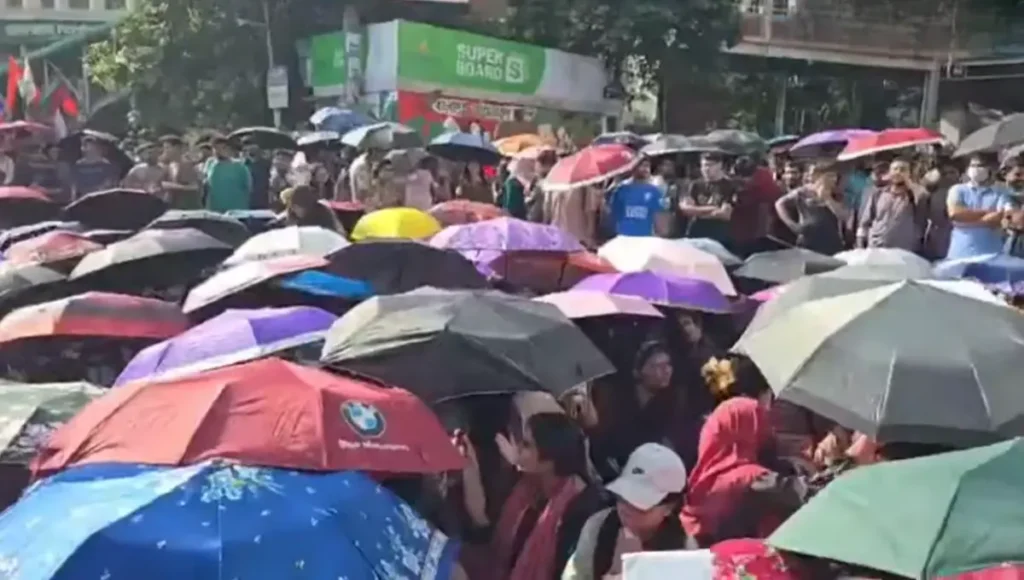 শাহবাগে প্রকৌশল শিক্ষার্থীদের আন্দোলন: তিন দাবিতে অবরোধ শাহবাগে প্রকৌশল শিক্ষার্থীদের আন্দোলন তিন দাবিতে অবরোধ 3