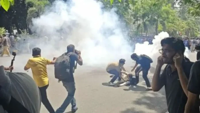 শাহবাগে বুয়েট শিক্ষার্থীদের সাথে পুলিশের সংঘর্ষ শাহবাগে বুয়েট শিক্ষার্থীদের সাথে পুলিশের সংঘর্ষ