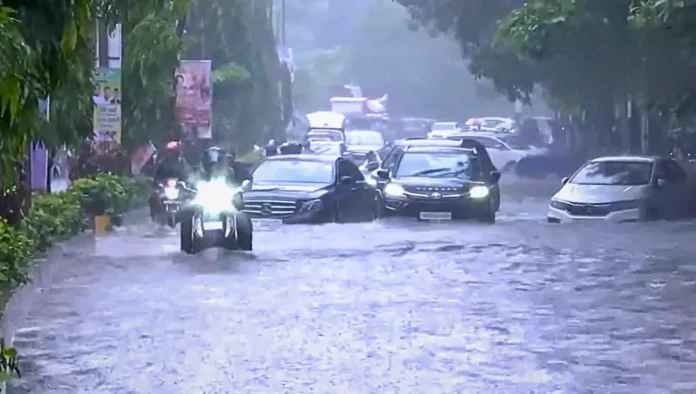 ‘স্পিরিট অব মুম্বাই’ আবারও আলোচনায়, বৃষ্টিতে রাস্তা হয়ে গেছে নদী (1) ‘স্পিরিট অব মুম্বাই’ আবারও আলোচনায়, বৃষ্টিতে রাস্তা হয়ে গেছে নদী