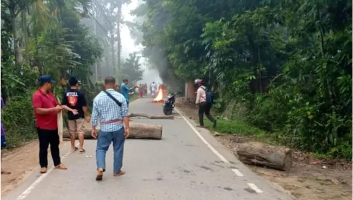 খাগড়াছড়িতে তিন পাহাড়ি সংগঠনের ডাকা সড়ক অবরোধ, যান চলাচল ব্যাহত খাগড়াছড়িতে তিন পাহাড়ি সংগঠনের ডাকা সড়ক অবরোধ, যান চলাচল ব্যাহত