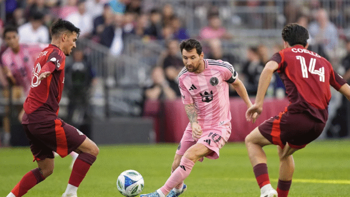 টরন্টোর বিপক্ষে গোলের সুযোগ মিস করার পর হতাশ মেসি