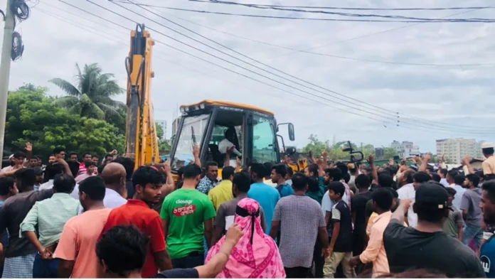 বাঁকখালী নদীর অবৈধ স্থাপনা উচ্ছেদে বাধা, কক্সবাজারে দুই ঘণ্টা সড়ক অবরোধ