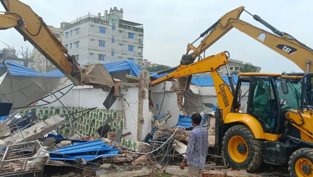 বাঁকখালী নদীর অবৈধ স্থাপনা উচ্ছেদে বাধা, কক্সবাজারে দুই ঘণ্টা সড়ক অবরোধ বাঁকখালী নদীর অবৈধ স্থাপনা উচ্ছেদে বাধা কক্সবাজারে দুই ঘণ্টা সড়ক অবরোধ 2