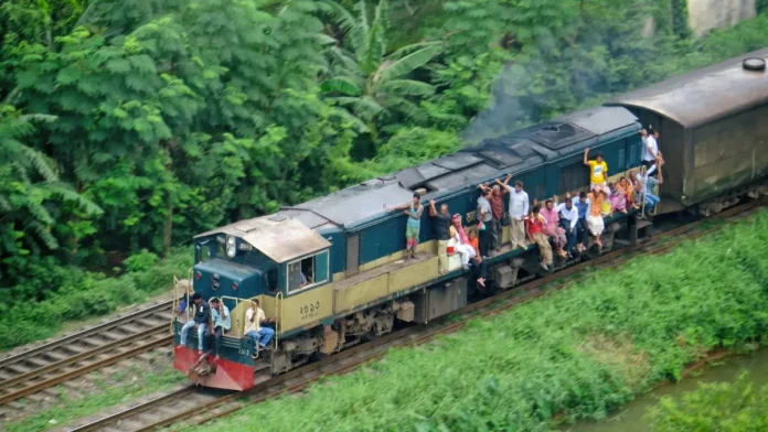 বাংলাদেশকে বিনামূল্যে ২০টি রেল ইঞ্জিন দিচ্ছে চীন