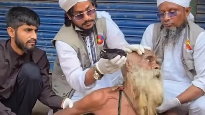 বৃদ্ধের চুল–দাঁড়ি কেটে দেওয়ার ভিডিও ভাইরাল, নেপথ্যে আসল ঘটনা কী