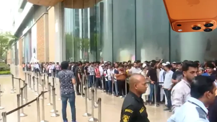 বেঙ্গালুরুতে আইফোন ১৭ সিরিজ বিক্রিতে অ্যাপল স্টোরের সামনে দীর্ঘ লাইন