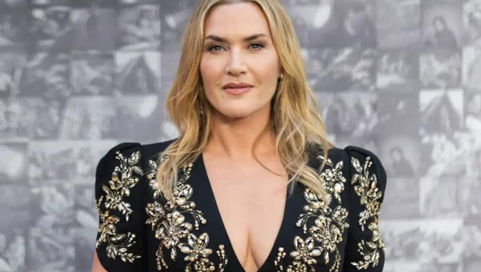 মঞ্চে পোশাক খোলার সময় যা ঘটেছিল