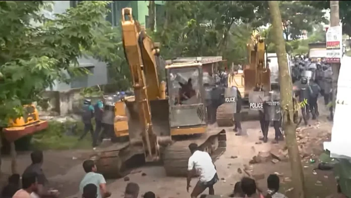 মুজগুন্নির বাস্তুহারা কলোনীতে উচ্ছেদ অভিযানকে কেন্দ্র করে সংঘর্ষ