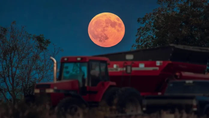 সেপ্টেম্বরের আকাশে ব্লাড মুন গ্রহণ ও কর্ন মুনের বিরল দৃশ্য