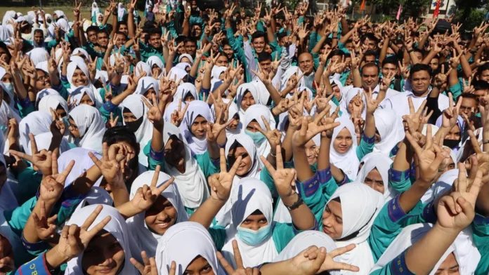 এইচএসসি ২০২৫ ফলে তিন বিভাগেই ছেলেরা পিছিয়ে, এগিয়ে মেয়েরা