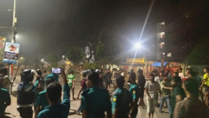 ঢাবি ও ঢাকা কলেজ শিক্ষার্থীদের সংঘর্ষে উত্তপ্ত নিউমার্কেট এলাকা