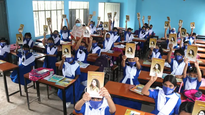 নতুন শিক্ষাক্রমে দক্ষতা যাচাইয়ের পরীক্ষা নিচ্ছেন শিক্ষক নতুন শিক্ষাক্রমে দক্ষতা যাচাইয়ের পরীক্ষা নিচ্ছেন শিক্ষক