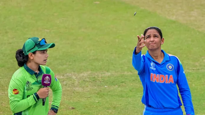 নারী বিশ্বকাপে টস বিতর্ক পাকিস্তান অধিনায়ক বললেন ‘টেল’, ম্যাচ রেফারি শুনলেন ‘হেড’ নারী বিশ্বকাপে টস বিতর্ক পাকিস্তান অধিনায়ক বললেন ‘টেল’, ম্যাচ রেফারি শুনলেন ‘হেড’