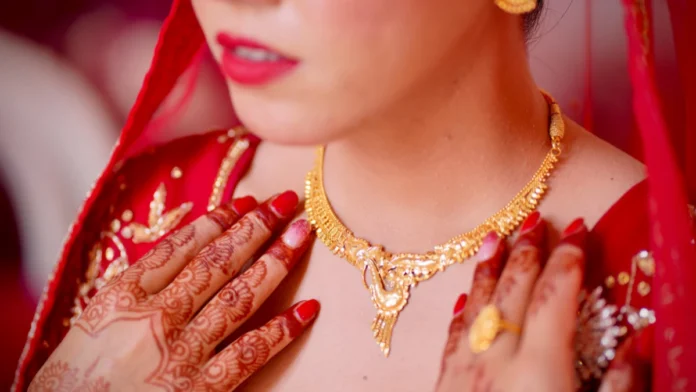 বিশ্ববাজারে সোনার দামে বড় পতন, বাংলাদেশে কী দাম সোনার দাম কমবে