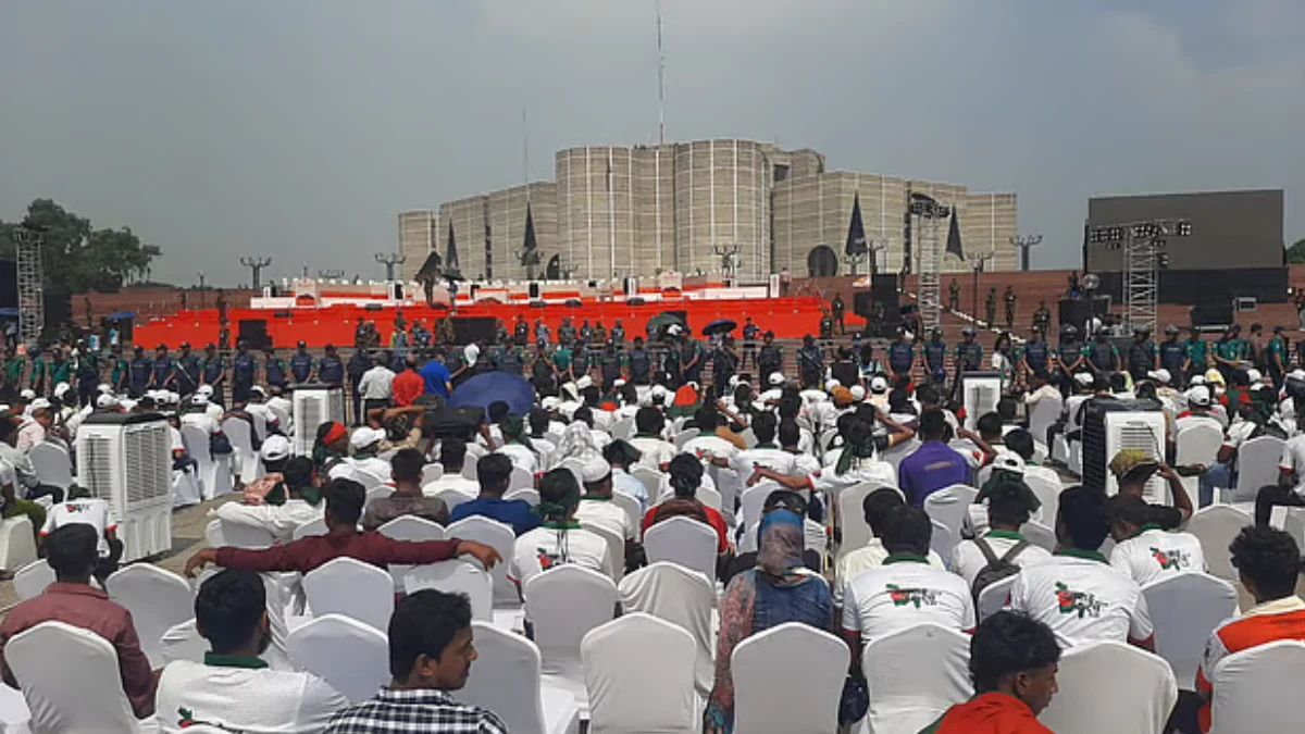 রাতের বেলায় বিক্ষোভ, সকালে মঞ্চের সামনে হাজির, জুলাই শহীদ আহতদের অবস্থান