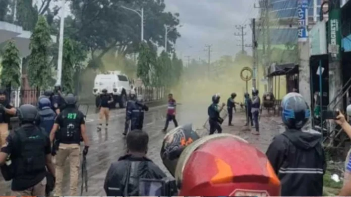 লালমাটিয়ার গলিতে পুলিশের ধাওয়া খেয়ে আশ্রয় জুলাই যোদ্ধাদের, সংঘর্ষে আহত বহুজন