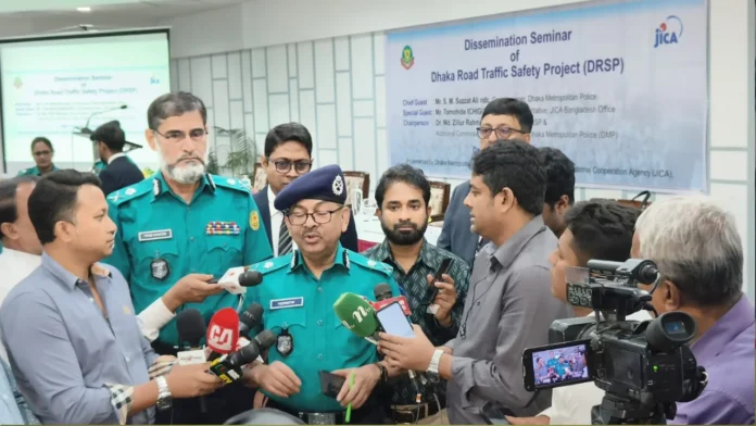 ‘৩০ সেকেন্ডের ভিডিও বানাতে মিছিল’ বললেন ডিএমপি কমিশনার সাজ্জাত আলী ‘৩০ সেকেন্ডের ভিডিও বানাতে মিছিল’ বললেন ডিএমপি কমিশনার সাজ্জাত আলী