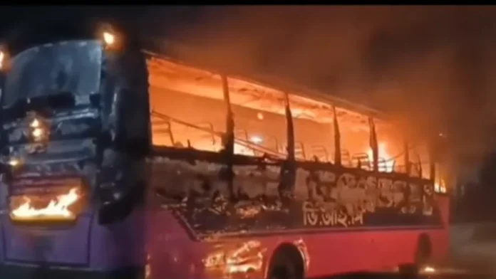 গাজীপুরে তিনটি বাসে আগুন দিয়েছেন