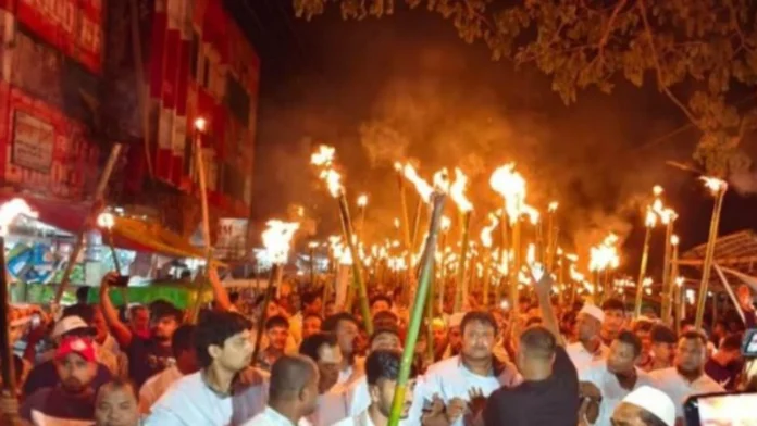 চট্টগ্রাম-১৩ আসন বিএনপির প্রার্থী পরিবর্তনের দাবিতে কাফনের কাপড় পরে মশাল মিছিল