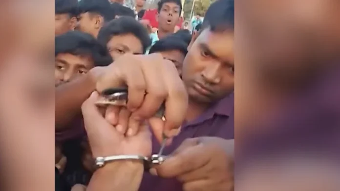 পুলিশের হাত থেকে ছিনিয়ে রাখলেন ছাত্রলীগের নেতাকে