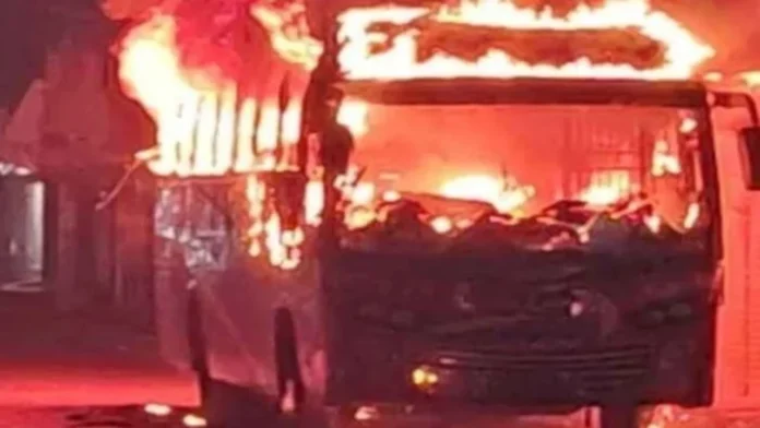 ময়মনসিংহের ফুলবাড়িয়ায়  বাসে  আগুন